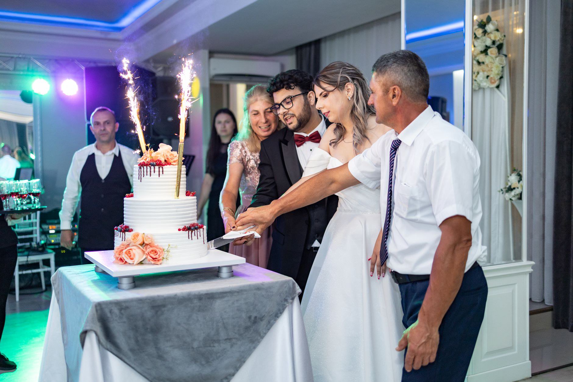 Xếp Lịch Cắt Bánh Khai Trương Đúng Thời Điểm Vàng
